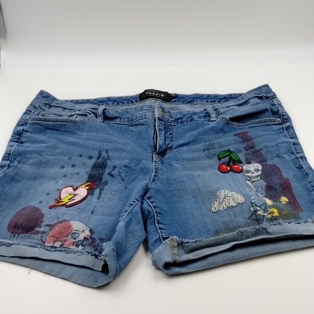 TORRID Premium Jean Shorts Patches & Paint Size 20 Designed in LA 90's - Picture 2 of 14